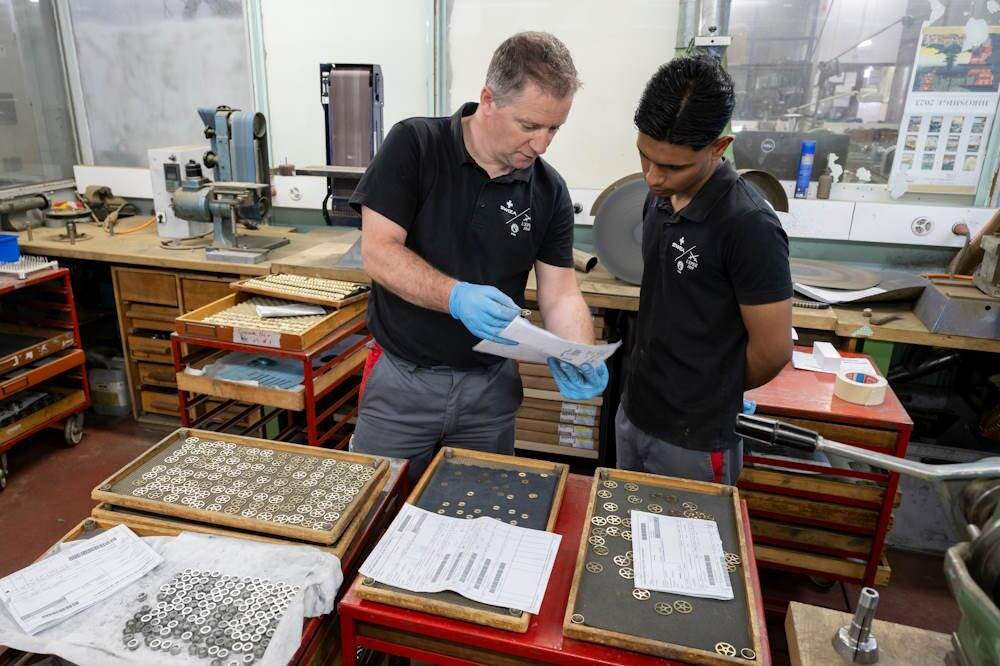 "Les élèves doivent être à l'école et non mourir au travail": émotion après la mort de trois adolescents pendant leur stage en entreprise