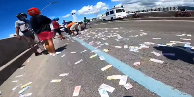 Un motard laisse échapper 72.000 dollars de son sac à dos, les automobilistes se jettent sur les billets
