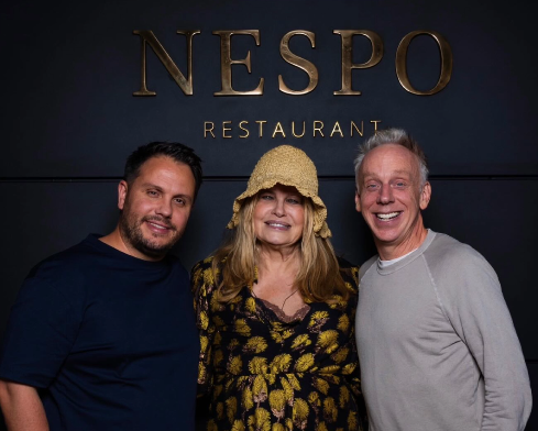 Une actrice culte de "The White Lotus" de passage à Nice avec le scénariste de la série