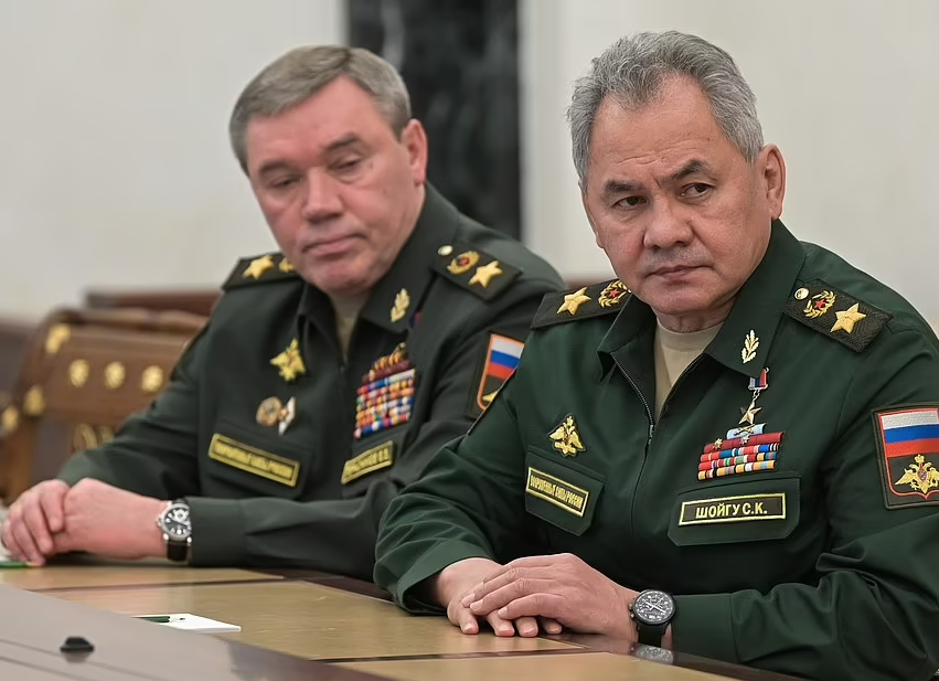 Le chef de l'État-major général des forces armées russes blessé par un obus en Ukraine? On fait le point