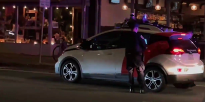 Une voiture sans chauffeur tente de fuir un contrôle de police aux Etats-Unis