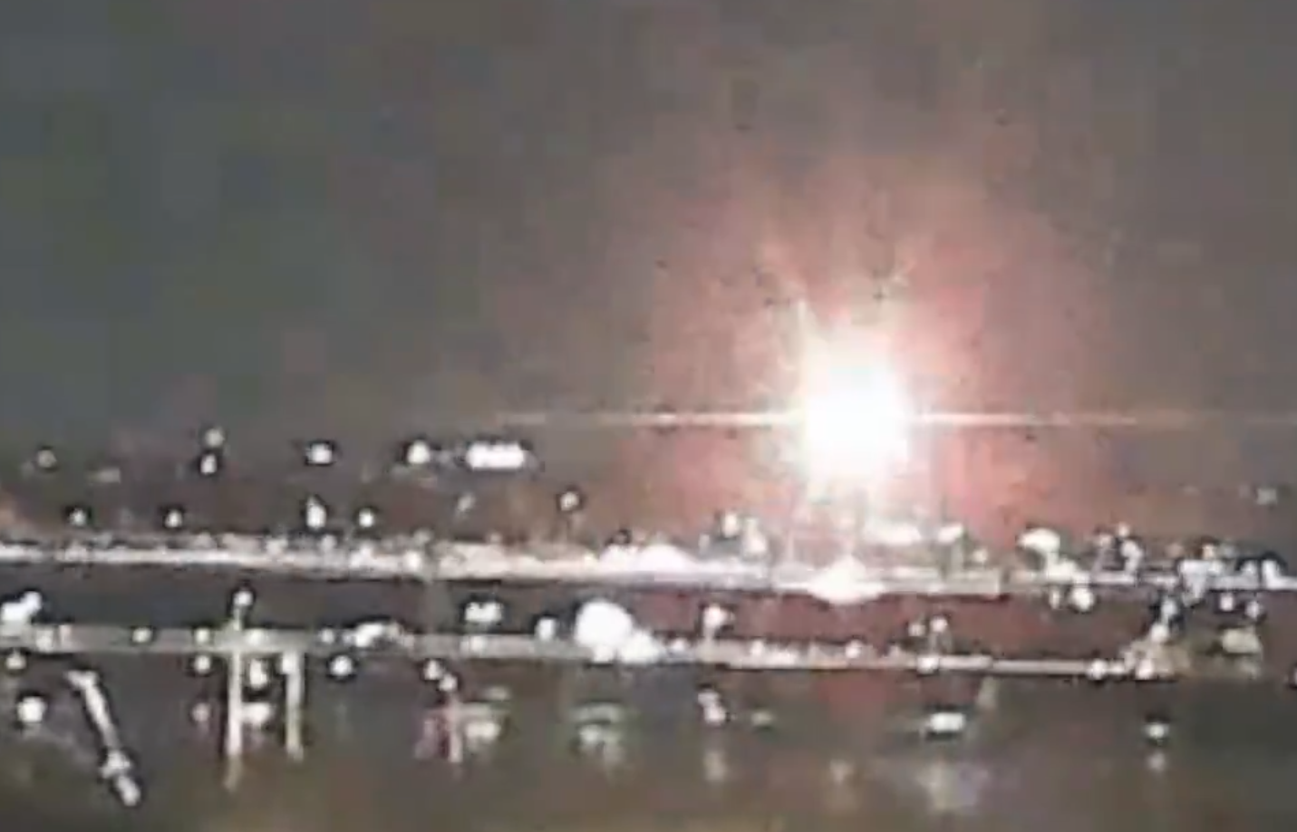 Les images du terrible crash entre un hélicoptère et un avion de ligne qui transportait au moins 64 personnes