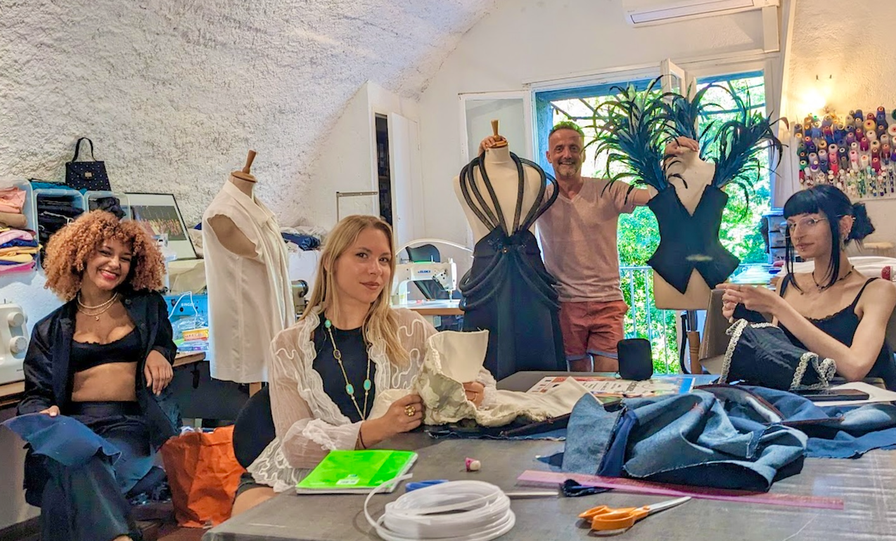 Rencontre dans "l'arrière-boutique" du show du couturier Stéphane V.