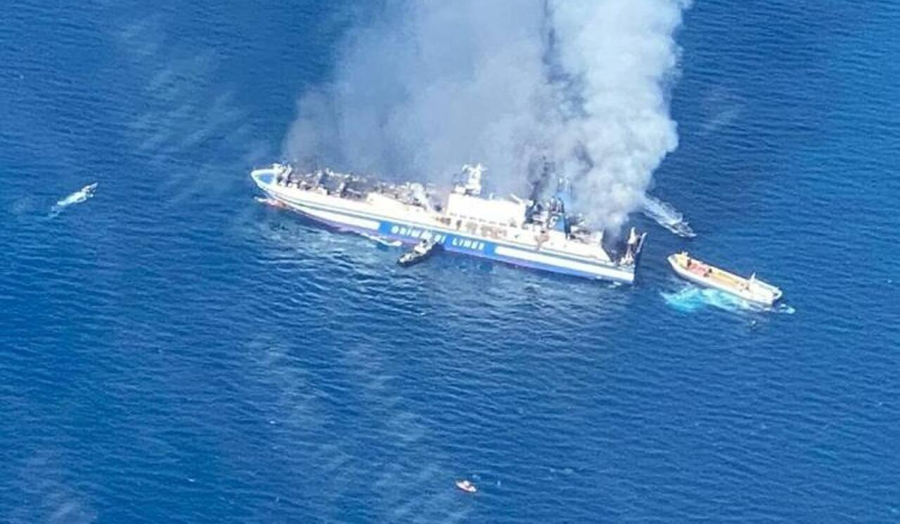 Ferry italien en feu au large de la Grèce: les difficiles recherches ont repris, toujours 10 disparus