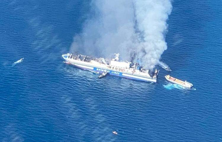 "250 personnes hurlaient, criaient, certains ont sauté à la mer": le ferry italien toujours en feu au large de la Grèce, encore 12 disparus