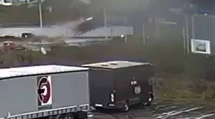 Les images sont folles: lancé à 200 km/h, le footballeur rate un rond-point et atterrit dans un gymnase