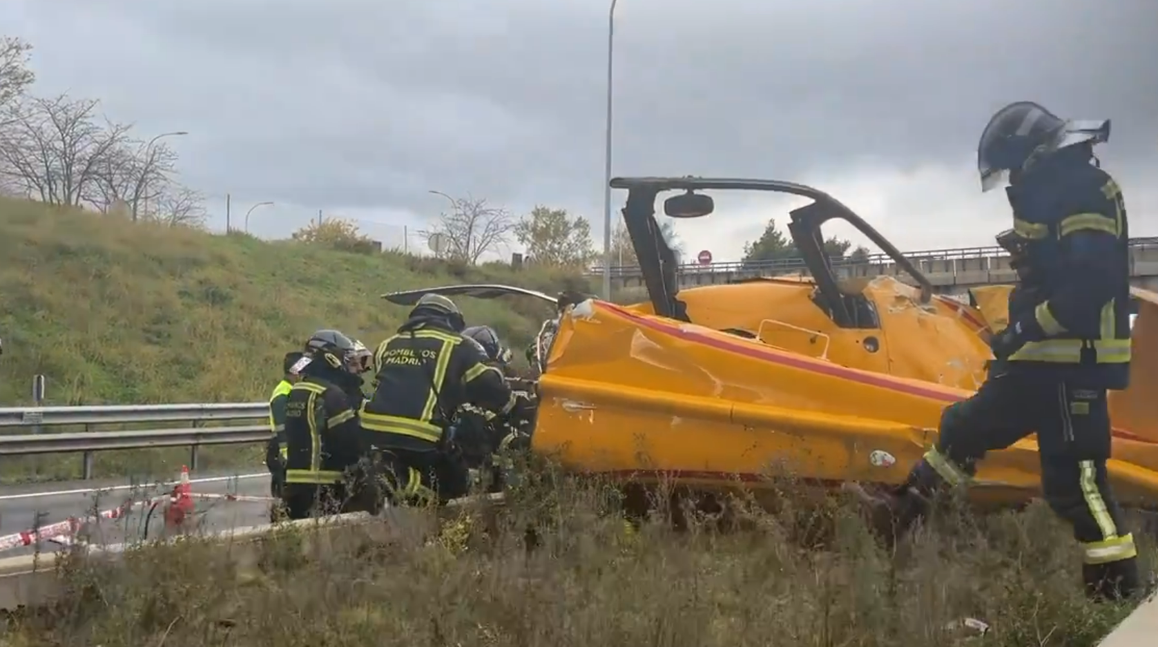 Les images impressionnante d'un hélicoptère qui s'est écrasé sur le périphérique à Madrid