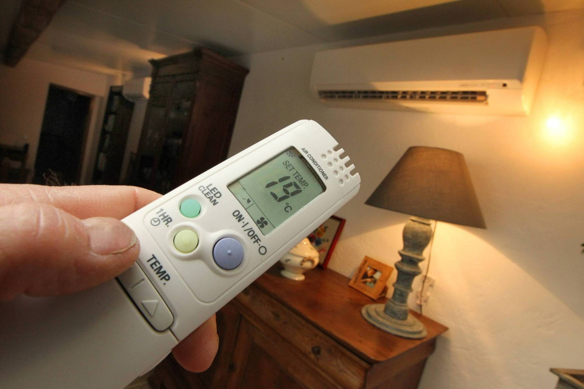 Qui est concerné, comment limiter les coûts... Quatre questions pour comprendre la hausse des tarifs de l'électricité en France dès ce mardi 1er août