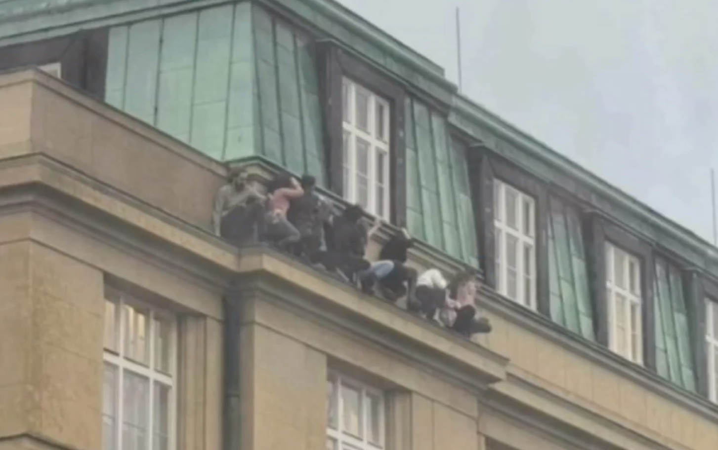 14 victimes, le père de l'assaillant retrouvé mort... on fait le point sur la fusillade dans une fac de Prague