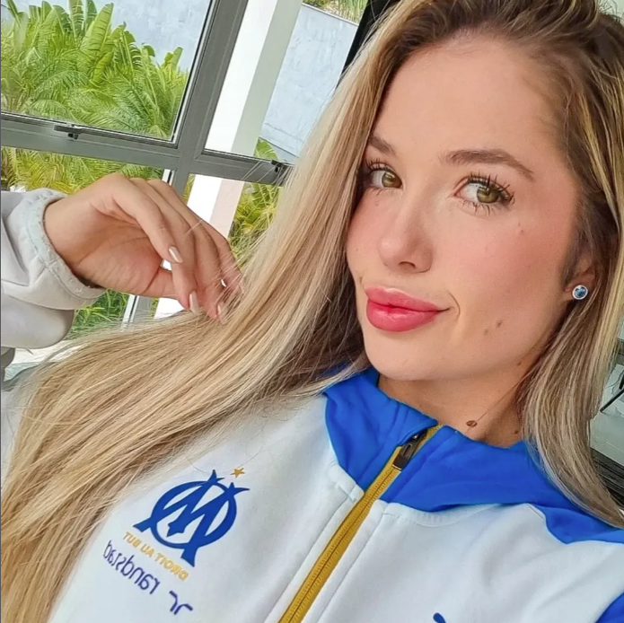 "Il me demandait de boire mon urine et l'eau des toilettes": Dimitri Payet accusé par une femme de "violence physique et psychologique"