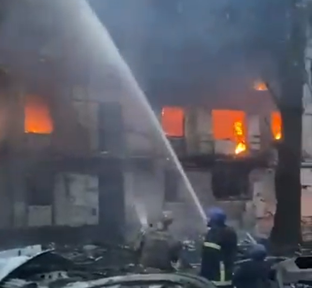 Au moins 10 morts et 25 blessés: Volodymyr Zelensky publie une vidéo de l'immeuble bombardé par les Russes dans sa ville natale