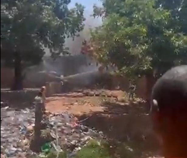 Les images impressionnantes du crash d'un hélicoptère de l'armée malienne sur un quartier résidentiel de Bamako