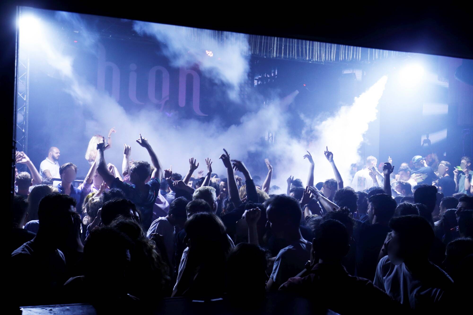 "On se souvient de nous seulement quand on meurt": le cri d'alarme d'un patron de discothèque de Nice