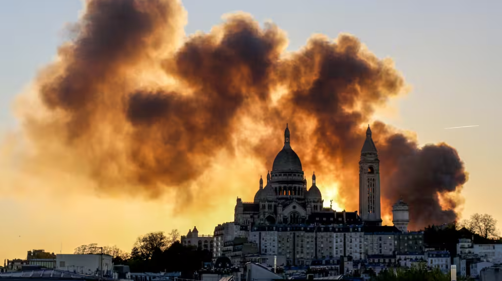 Important incendie en cours dans un centre de tri de déchets au nord de Paris