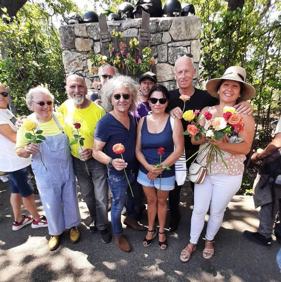 Run Coluche: ils ont rendu hommage à l'humoriste en se recueillant près de sa stèle dans les Alpes-Maritimes