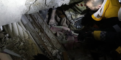 Un bébé miraculé découvert sous les décombres en Syrie