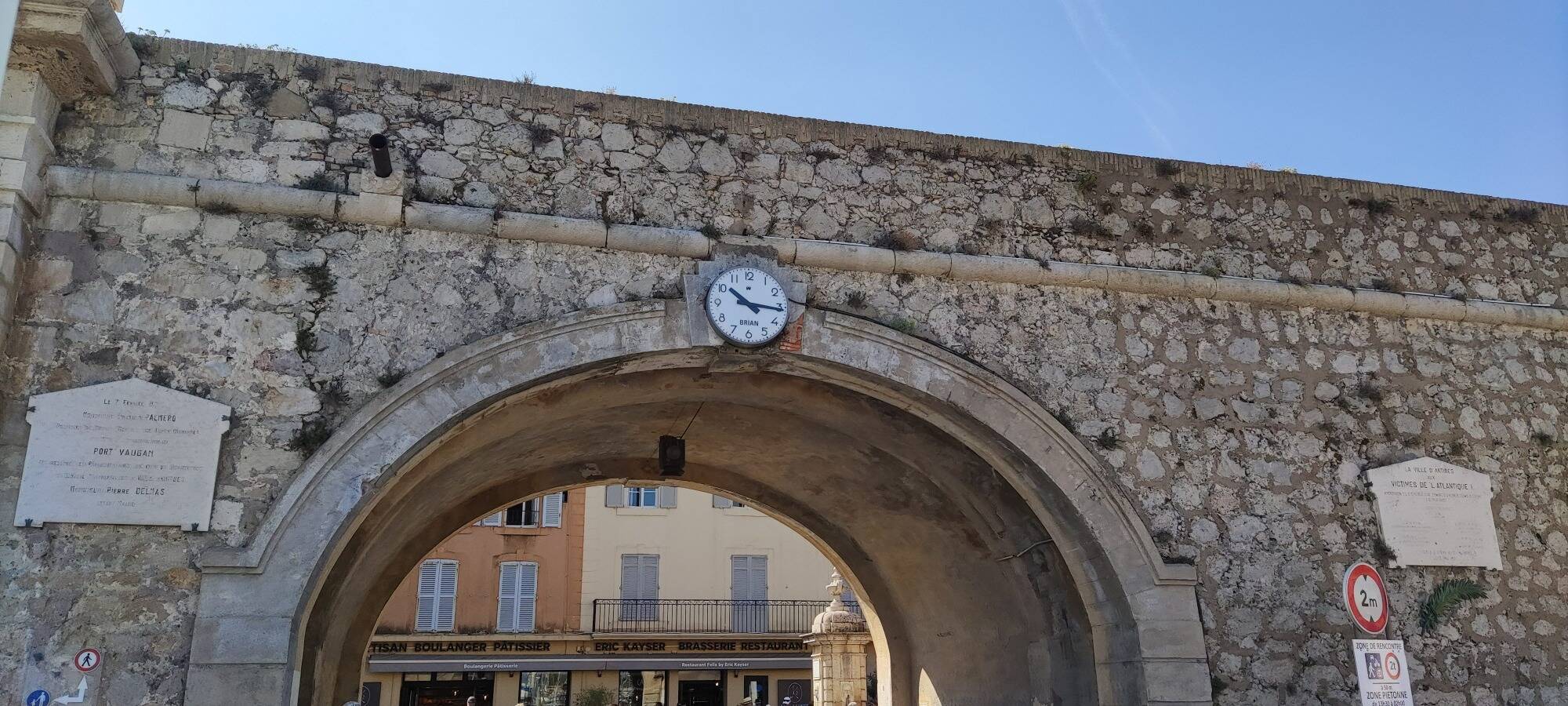 Pourquoi cette horloge d'Antibes ne donne l'heure exacte que deux fois par jour