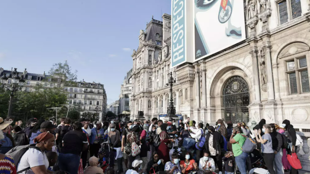 Manque d'hébergement d'urgence à Paris: quelque 200 personnes sans abri ont passé la nuit devant l'Hôtel de Ville