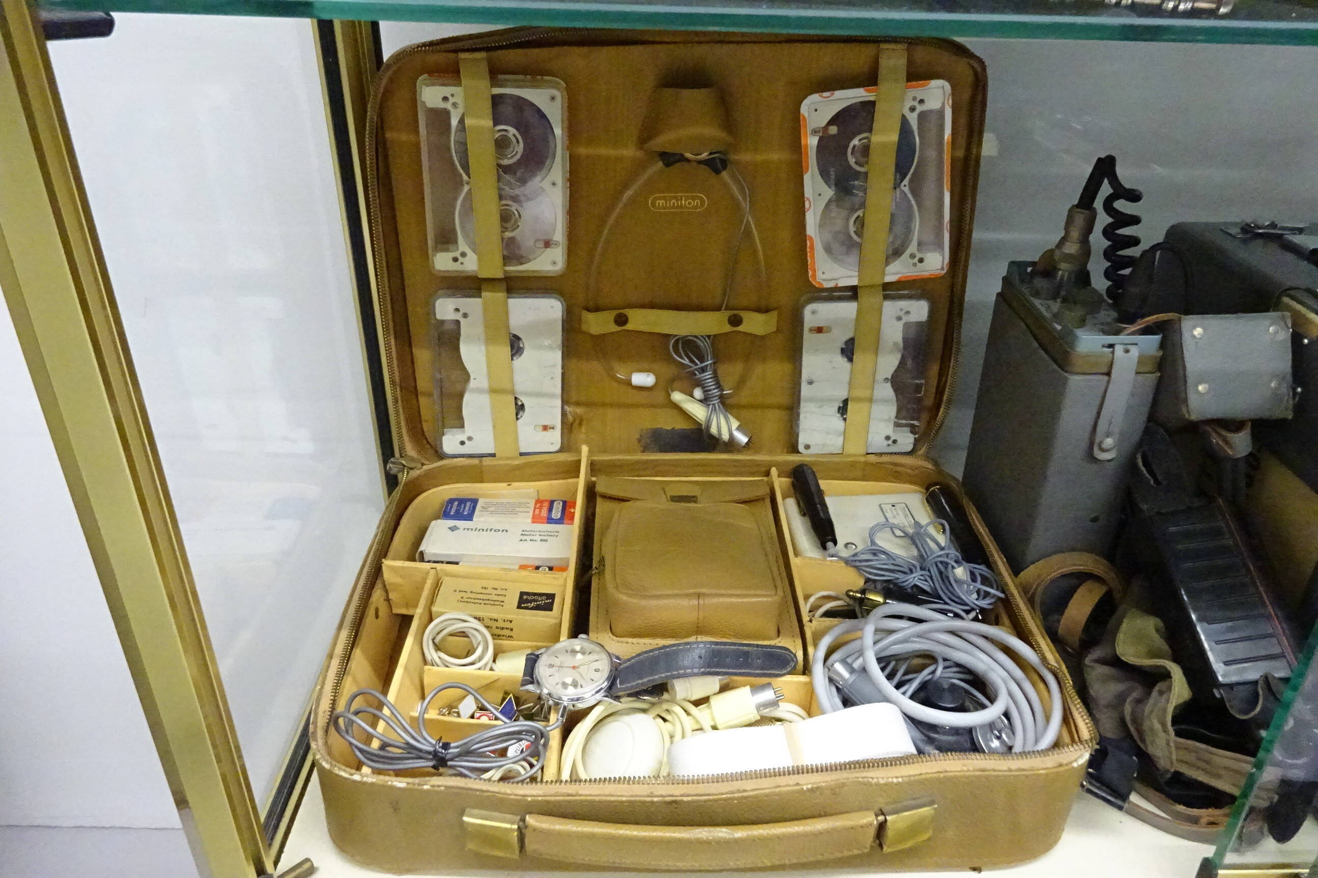 Le matériel espion du KGB et de la Stasi exposé à Saint-Ouen
