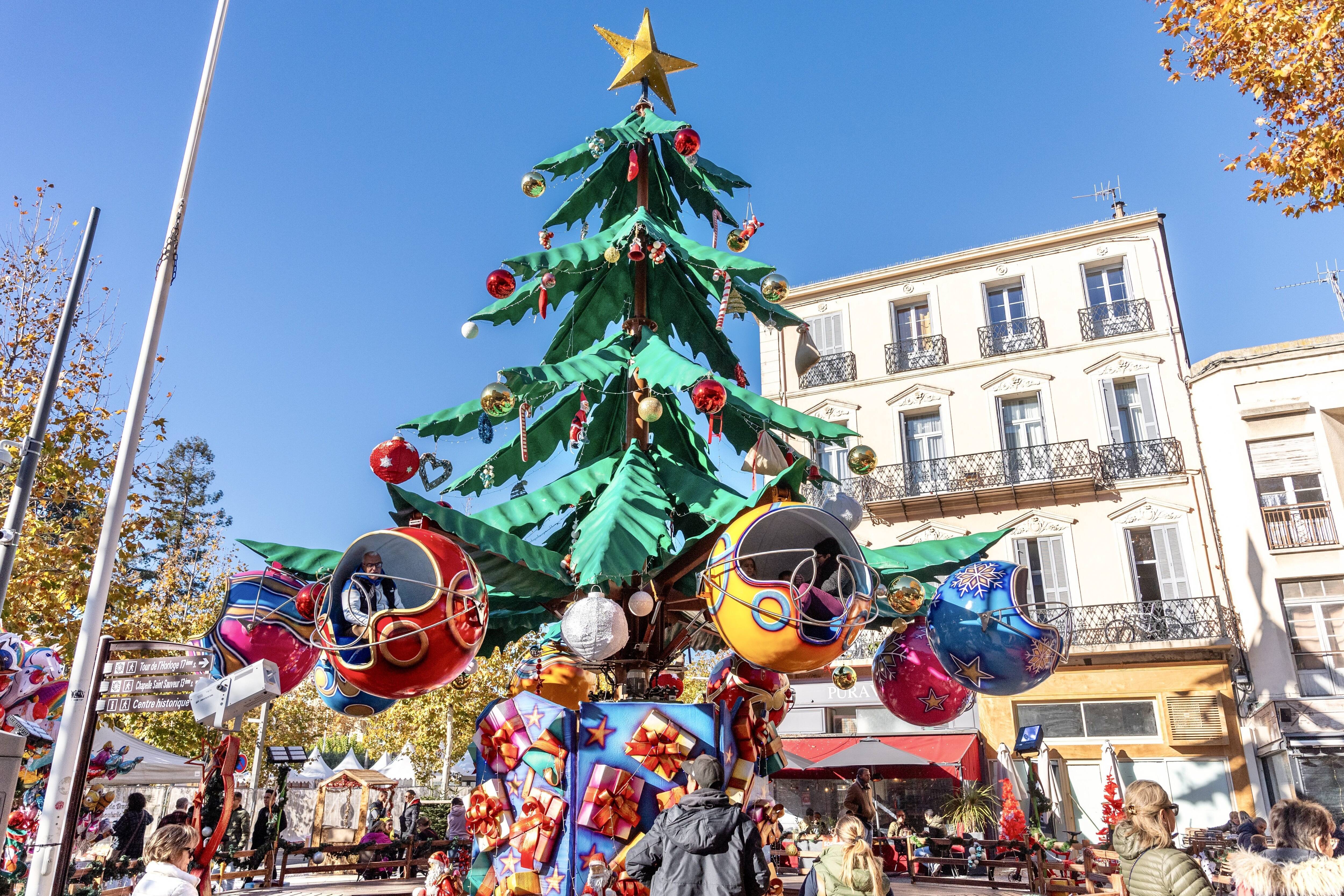 L'arrivée en grande pompe du Père Noël à Toulon - Var-Matin