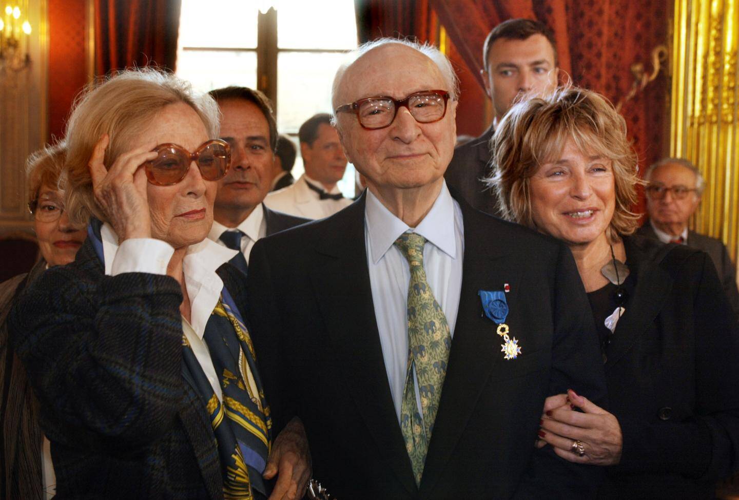 Gérard Oury (avec sa compagne Michèle Morgan et sa fille, Danièle Thompson), le 20 septembre 2002 à l'Elysée quand il fut élevé au grade de Grand officier de l'Ordre national du mérite.