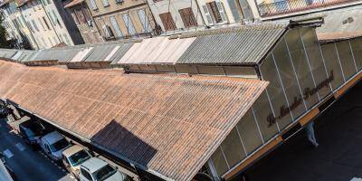 Un passeport trouvé sur le toit de la halle du marché à Antibes