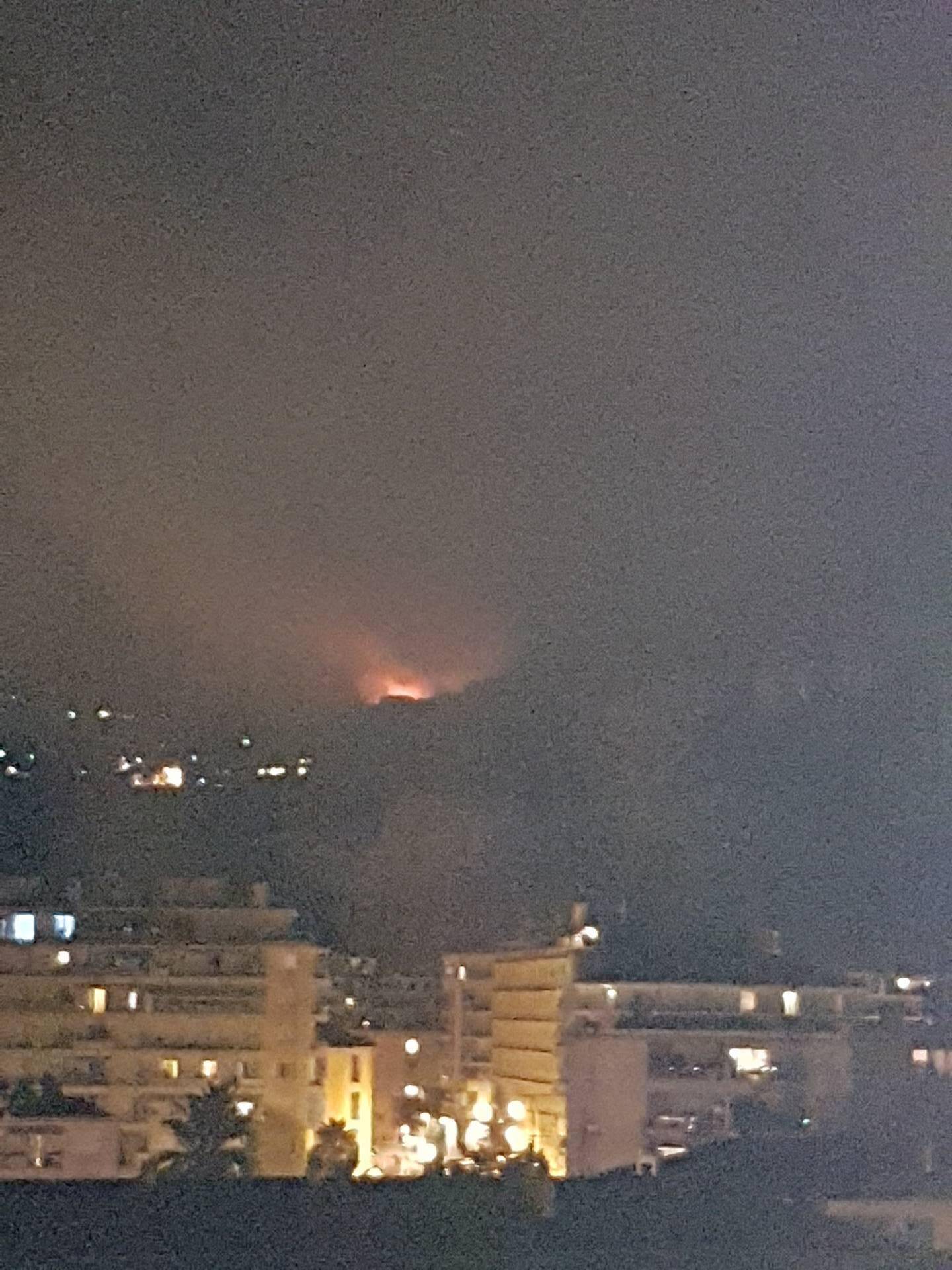 PHOTOS & VIDÉO. Un départ de feu ce mardi soir à Nice NiceMatin PHOTOS & VIDÉO. Un départ de feu ce mardi soir à Nice NiceMatin