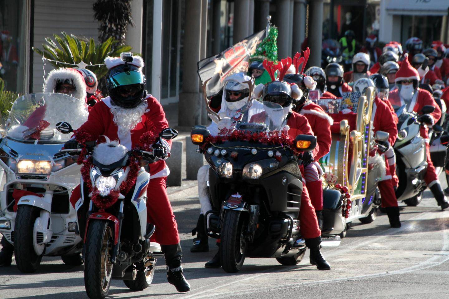 PHOTOS. Parade de Pères Noël en moto dans les rues de Cavalaire - Var-Matin