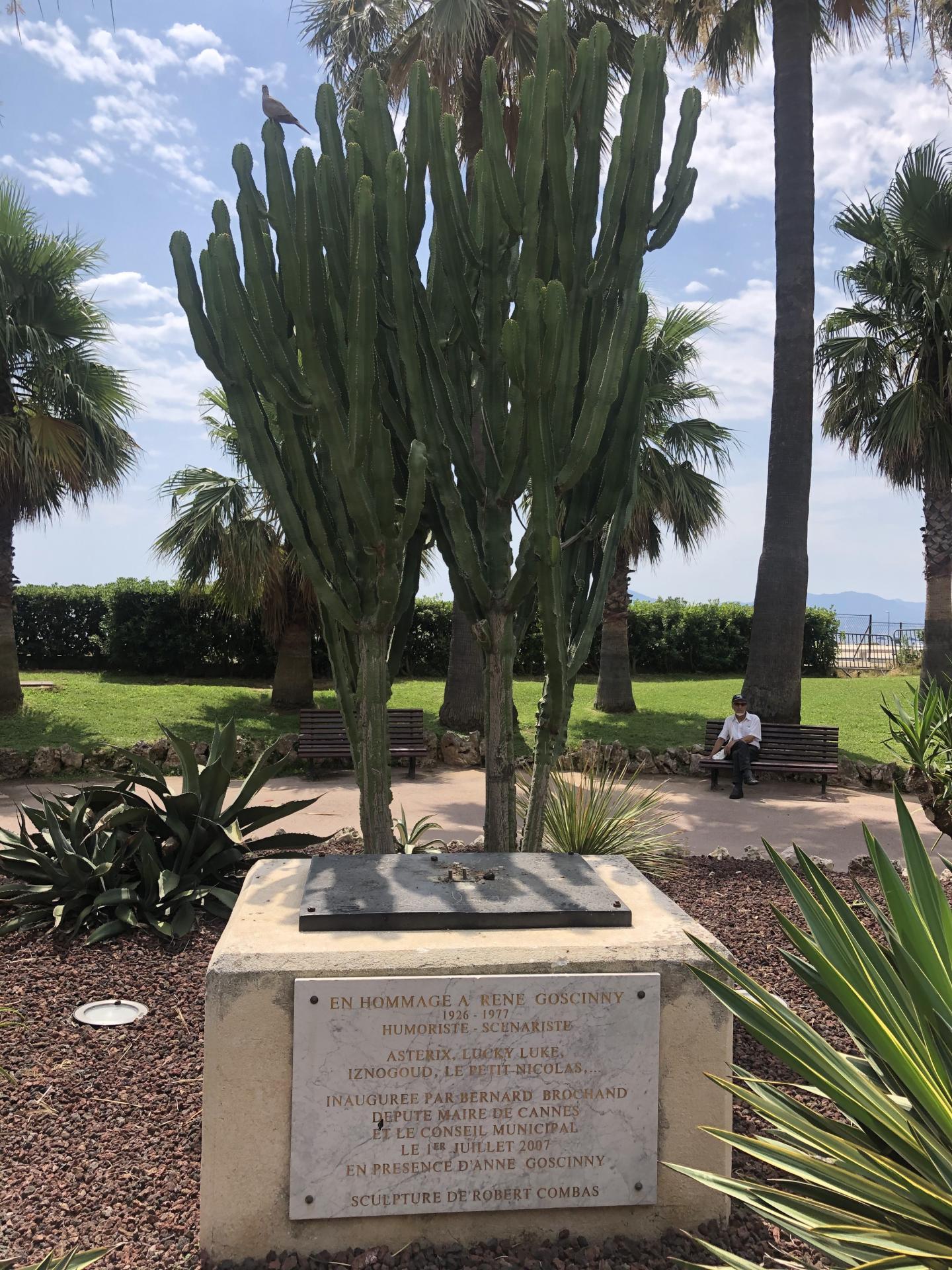 À Cannes, une sculpture en hommage à Goscinny encore ...