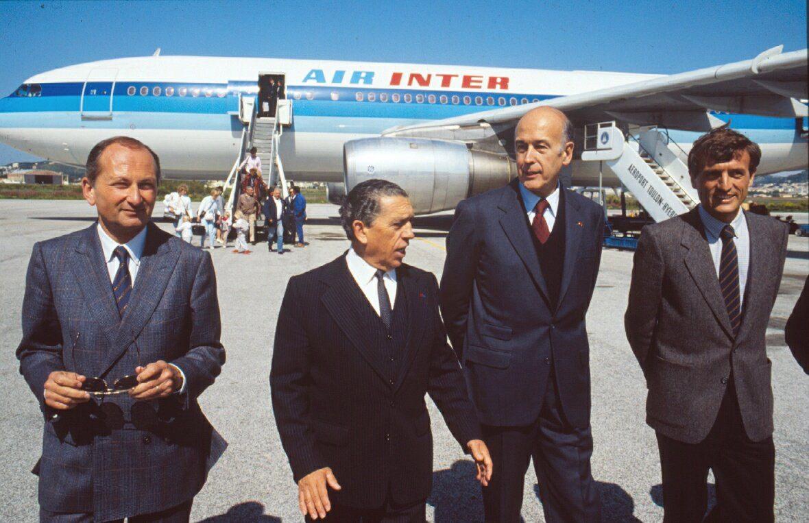 Sur le tarmac de l’aéroport d’Hyères, en compagnie notamment de François Léotard (à droite).