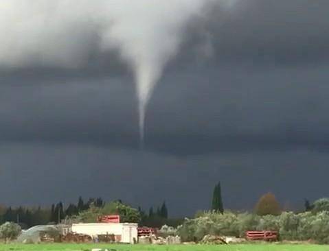 Video Une Tornade Filmee Au Dessus De Frejus Var Matin