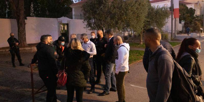 Restaurant owners demonstrate in front of the Draguignan sub-prefecture