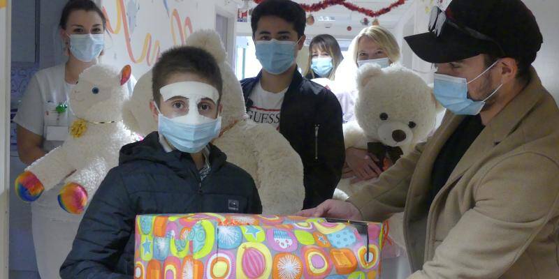 Two artists spoil children hospitalized for Christmas with the sale of their CD in Draguignan