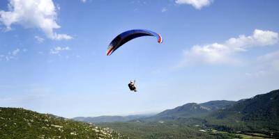 Une opération de sauvetage pour un parapentiste blessé dans une zone escarpée à Gourdon