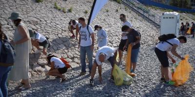 Ces Niçois ramassent les mégots et les autres déchets sur les plages pour protéger l'environnement
