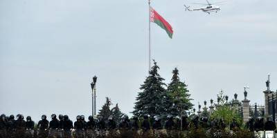 VIDÉO. Le président du Bélarus rejoint sa résidence en gilet pare-balle et une Kalachnikov à la main