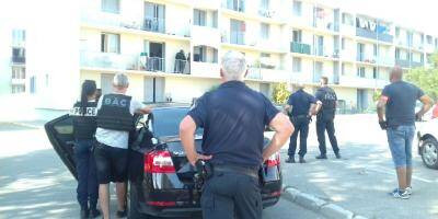 Un jeune forcené armé et retranché dans un appartement à Fréjus: le Raid est sur place