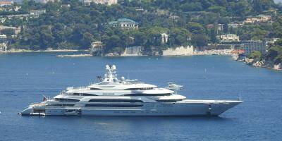Un megayacht de 140 m dans la rade de Villefranche