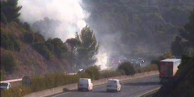 VIDÉO. Trois départs de feu sur l'autoroute A8 vers Fréjus, bouchons et fumée sur les voies