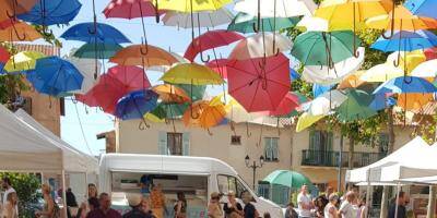 Sous les parapluies, un nouveau marché au village de Castellar