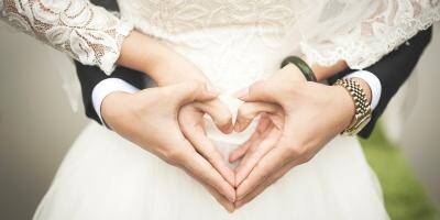 Coronavirus: pour contourner les restrictions de voyage, un couple se marie à la frontière