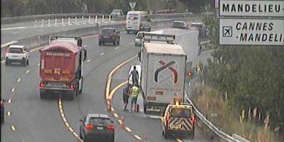 Le pneu d'un poids lourd s'embrase, circulation compliquée sur l'A8