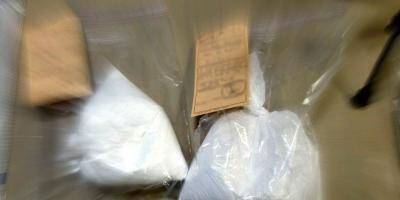 En montant les escaliers d'un immeuble, les policiers trouvent de la cocaïne bien empaquetée... mais pas de dealer