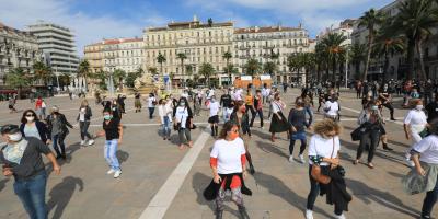 Les policiers lancent un challenge-danse géant sur la place de la Liberté à Toulon
