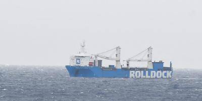 Le navire Rolldock Storm vient chercher le SNA Perle à Toulon