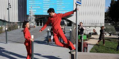 A Mougins, qui sont ces artistes danseurs qui ont soudain investi la rue?