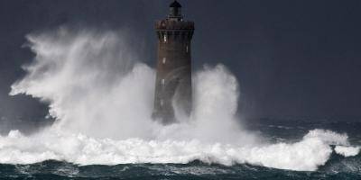 Tempête Bella: 12.000 foyers privés d'électricité en Bretagne et Normandie