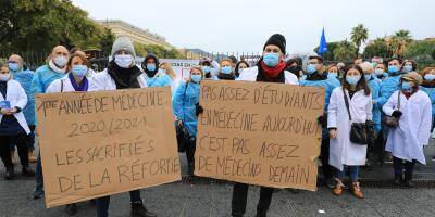 Des parents d'étudiants en médecine manifestent contre la réforme des études de santé à Nice