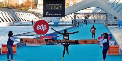 Le Kényan Kibiwott Kandie explose le record du monde du semi-marathon à Valence