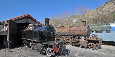 Un bénévole offre une nouvelle locomotive à vapeur au train des Pignes pour les 40 ans de la ligne